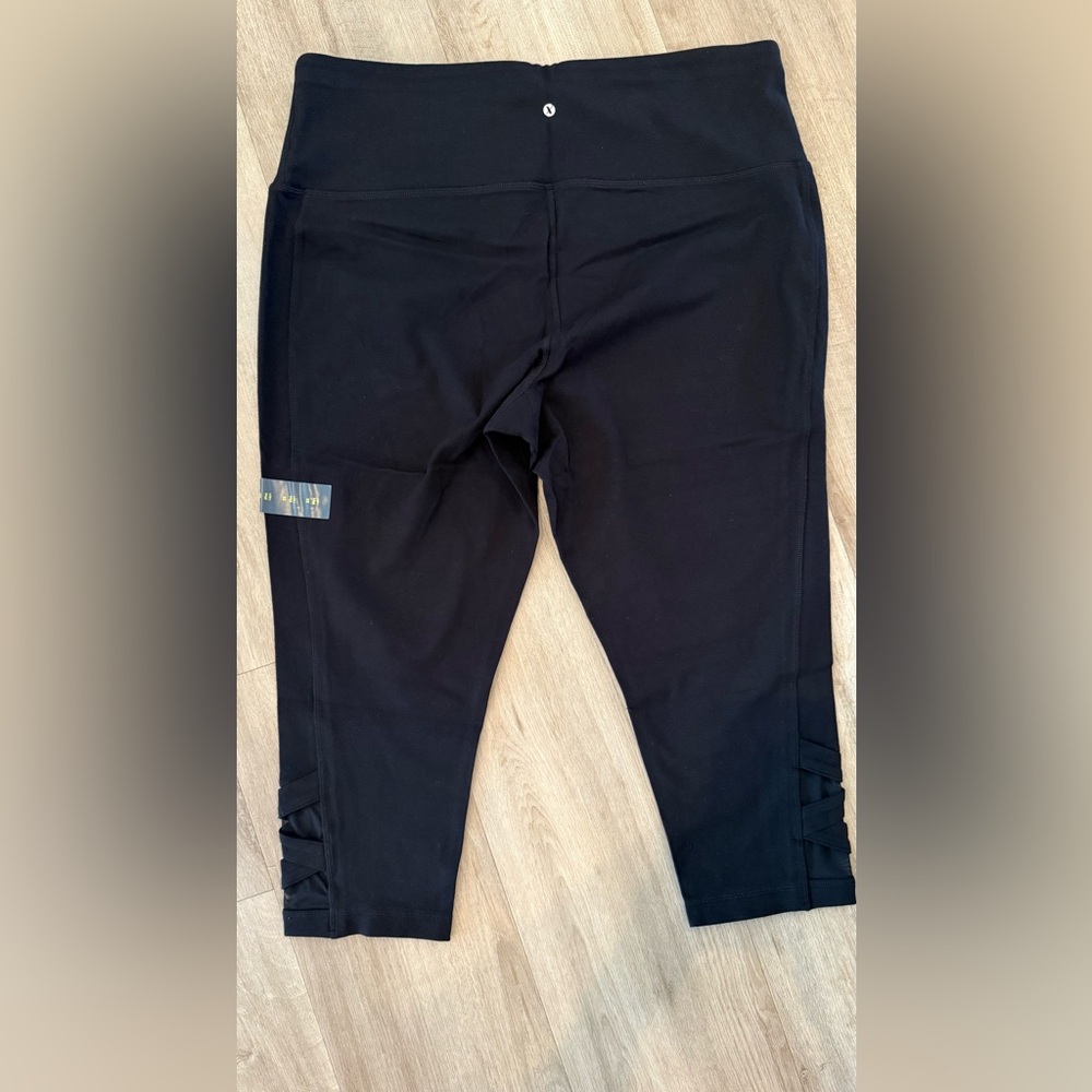 3 pairs: Xersion Woman cotton blend active capri mid-rise fitted - Picture 2 of 8